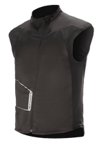 Alpinestars HT Heat Tech Vest, zwart mouwloos verwarmd motorondergoed, hoge kraag met asymmetrische schuine rits aan de voorzijde, technische textielconstructie met wit Alpinestars-logo, thermische onderlaag voor winterse avonturen en road touring