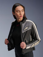 Alpinestars Stella T-Dyno WR damesjas, textiele motorjas, zwart, donkergrijs en ecru, vintage-geïnspireerd design met sportieve strepen en logo's op de borst en mouwen, gedragen door een model, urban rijuitrusting