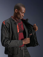 Alpinestars Viper Air V4 Jas, Black Red Fluo, motorjas met tech mesh panelen, mannelijk model toont het waterdichte binnenvak en de binnenvoering, voorzien van rode fluo accenten en Tech-Air Ready branding.