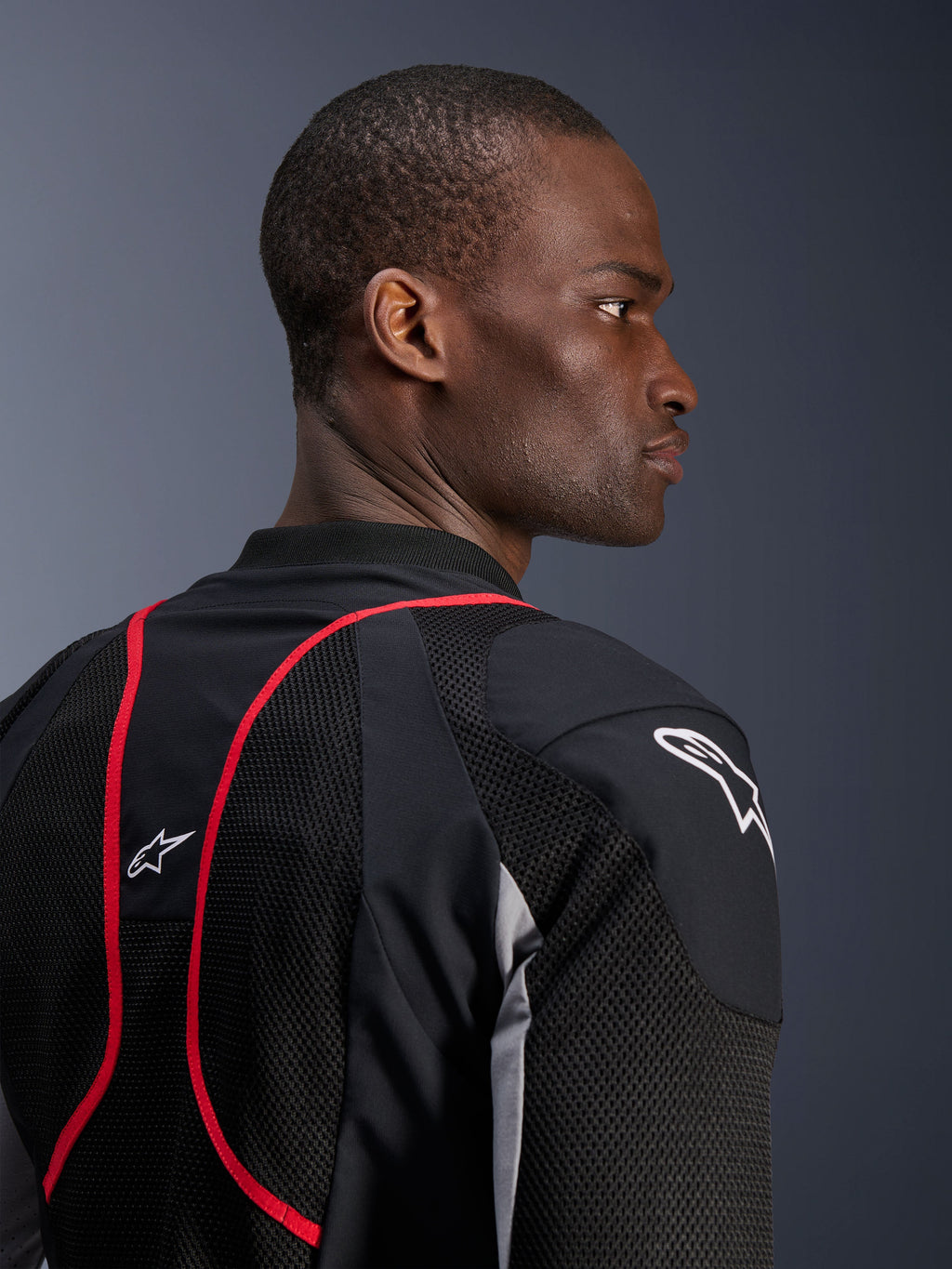 Alpinestars Troop-Air Pro Jacket, technisch gepantserde luchtjas, Black Ash Gray en Bright Red, close-up profiel- en achteraanzicht met mesh textielpanelen, rode piping accenten en witte Astars-logo's op de schouder en bovenrug