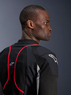 Alpinestars Troop-Air Pro Jacket, technisch gepantserde luchtjas, Black Ash Gray en Bright Red, close-up profiel- en achteraanzicht met mesh textielpanelen, rode piping accenten en witte Astars-logo's op de schouder en bovenrug