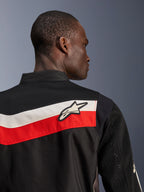 Alpinestars T-Dyno Air Jacket, zwart, felrood en ecru, close-up van de bovenrug en schouder, voorzien van horizontale rode en ecru strepen met een wit Astars-logo, ademende 3D-mesh panelen op het juk en de mouwen, moderne klassieke textiele motorjas