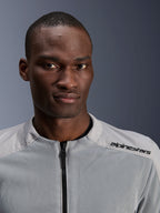 Alpinestars C-1 Air Jacket in zilver en grijs, close-up portret van een mannelijke rijder, voorzien van technische mesh-panelen en zwarte branding op de schouder, urban contemporary motorkleding
