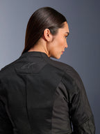 Alpinestars Stella C-1 Air damesmotorjas, textiele motorjas, zwart, close-up achteraanzicht met tech mesh ventilatiepanelen en een reflecterend sterlogo op de bovenrug, moderne stedelijke motoruitrusting