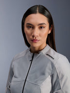 Alpinestars Stella C-1 Air Jas, zilverkleurige motorjas voor dames, close-up portret met tech mesh ventilatiepanelen en zwart logo op de schouder, urban contemporary motorkleding