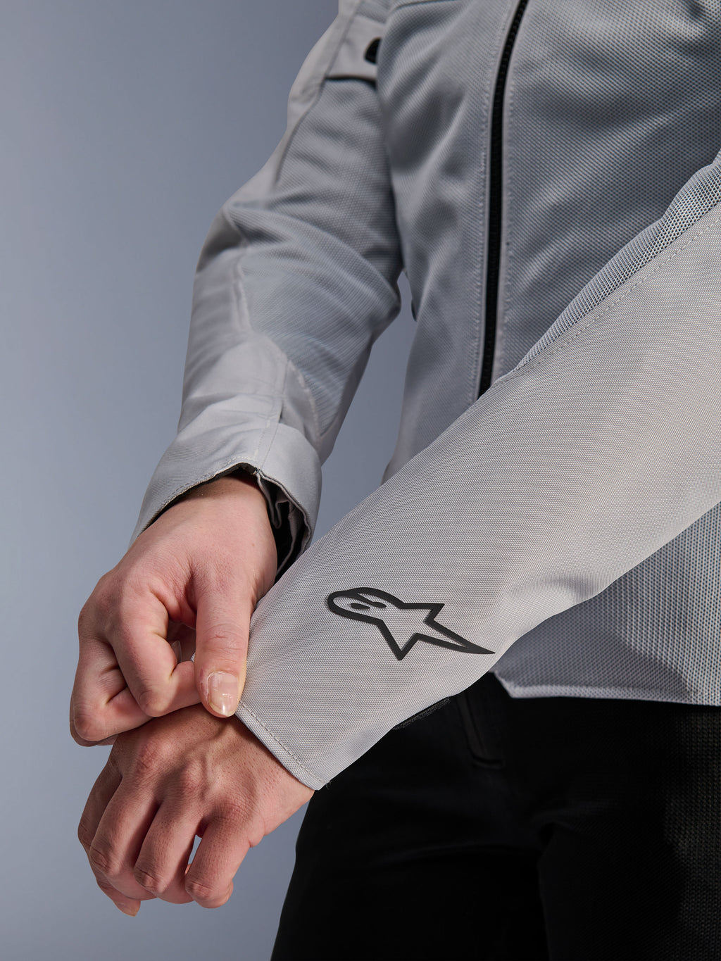 Close-up van de Alpinestars Stella C-1 Air motorjas in Silver, met technische mesh-constructie en een zwart Alpinestars-logo op de linkermouw, urban motorjas voor dames met reflecterende branding