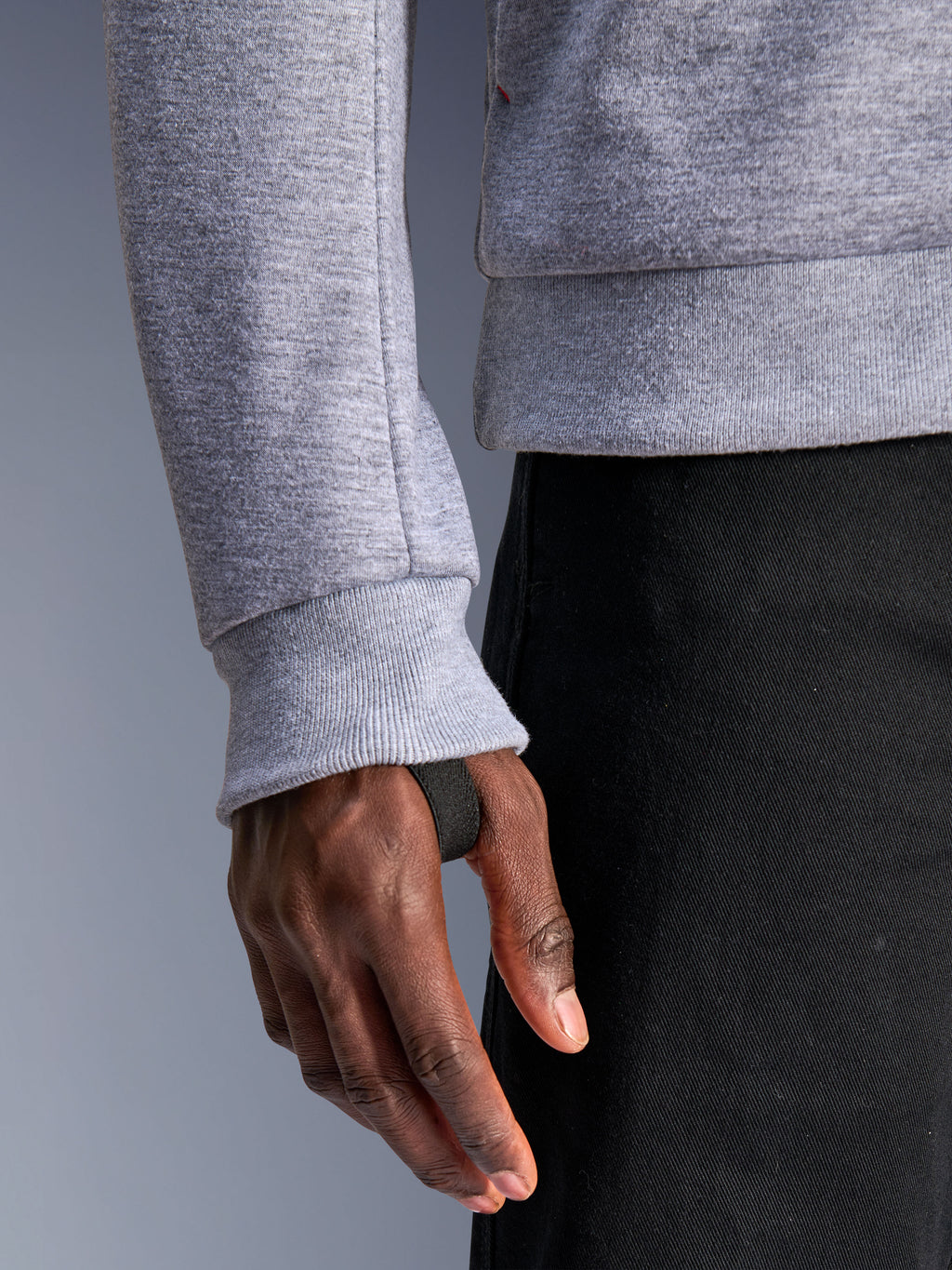 Alpinestars Chrome V2 Sport Hoodie, grijs gemêleerd, close-up van geribbelde mouwmanchet met geïntegreerde zwarte duimlus voor een veilige pasvorm, tech fleece materiaal, stedelijke motoruitrusting
