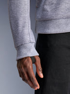Alpinestars Chrome V2 Sport Hoodie, grijs gemêleerd, close-up van geribbelde mouwmanchet met geïntegreerde zwarte duimlus voor een veilige pasvorm, tech fleece materiaal, stedelijke motoruitrusting