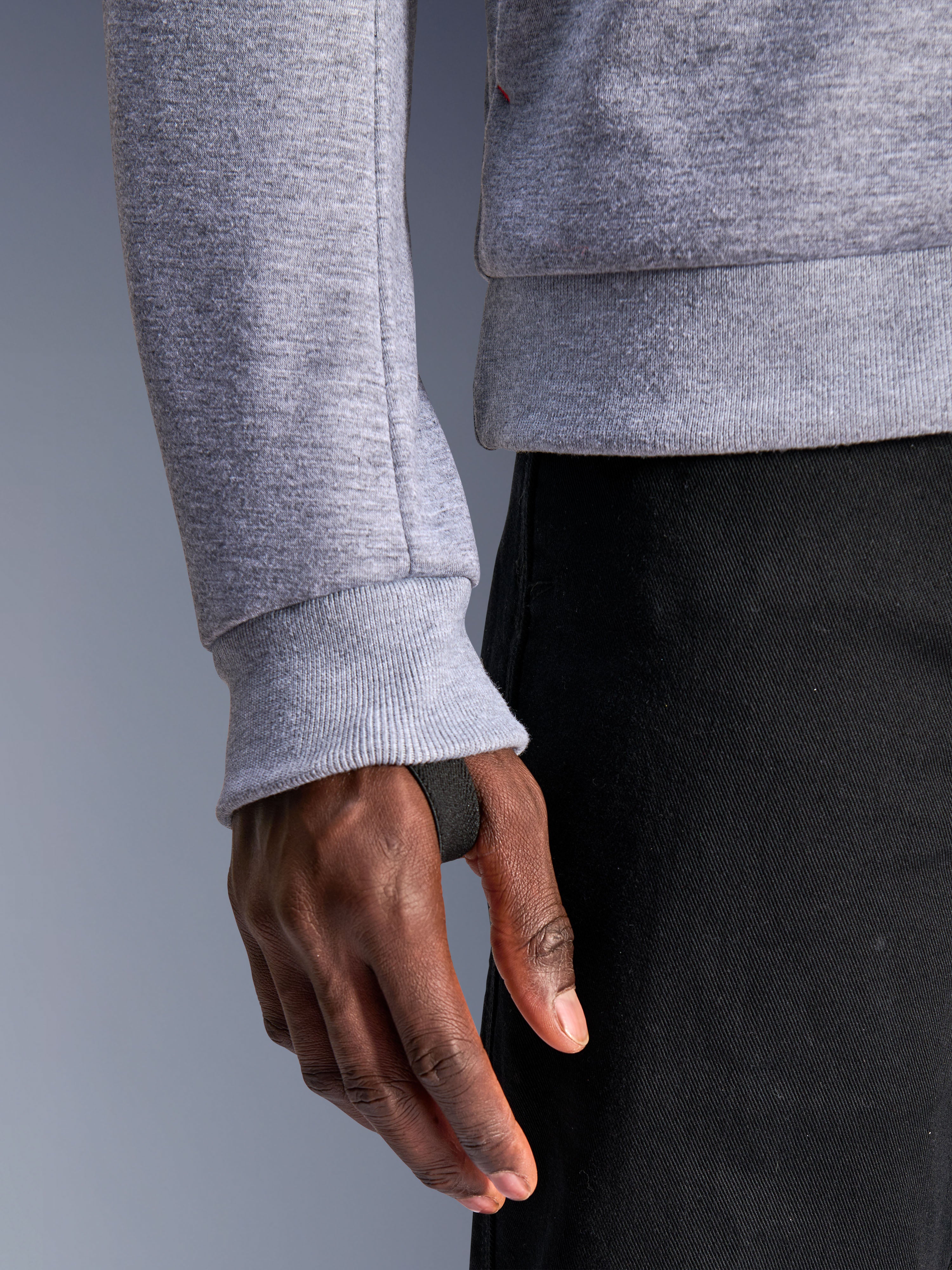 Alpinestars Chrome V2 Sport Hoodie, grijs gemêleerd, close-up van geribbelde mouwmanchet met geïntegreerde zwarte duimlus voor een veilige pasvorm, tech fleece materiaal, stedelijke motoruitrusting