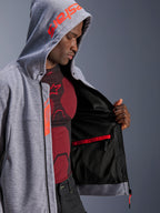 Alpinestars Chrome V2 Sport Hoodie, motorhoodie, Gray Heather en Red Fluo, mannelijk model toont de zwarte mesh voering aan de binnenkant en een rode waterdichte zak, voorzien van rode merkdetails op de capuchon en Tech-Air Ready-label, casual atletisch silhouet voor stedelijk rijden
