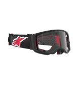 Alpinestars Supertech Corp Goggles, motorcrossbril, zwart, rood en helder, zijaanzicht met een heldere lens en zwart frame, rode padding aan de binnenzijde, zwarte band met een groot rood en wit Alpinestars-logo, professionele off-road oogbescherming