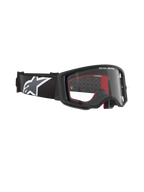 Alpinestars Supertech Corp crossbril, motorcrossbril, zwart frame met heldere lens, verstelbare zwarte band met groot wit Alpinestars ster-logo, rode schuimaccenten aan de binnenkant, professionele oogbescherming voor off-road racing