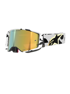 Alpinestars Supertech Corp Goggles Absolute Vision, motorcrossbril, wit en zwart frame met patroon en gouden spiegellens, brede band met zwart abstract ontwerp en gouden Alpinestars-logo, "ONE GOAL. ONE VISION." branding op de lens, hoogwaardige race-uitrusting.