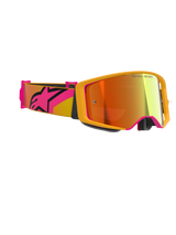 Alpinestars Supertech Corp Goggles Absolute Vision, motorcrossbril, geel met roze accenten en Mirror Red lens, voorzien van een brede roze en gele band met een groot Alpinestars-logo, 'ONE GOAL. ONE VISION.' gedrukt op de lens, hoogwaardige racebril voor off-road gebruik