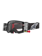 Alpinestars Supertech Corp Goggles Roll Off, zwart frame met heldere lens, voorzien van een Wide Vision Roll-Off systeem en rode trekstrip, zwarte band met een groot grijs en wit Alpinestars-logo, technische motorcrossbril met 'One Goal. One Vision.' branding.