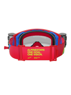 Alpinestars Supertech Corp Goggles, rode en blauwe motorcrossbril, achteraanzicht met rode verstelbare band met gele 'ALPINESTARS ONE GOAL. ONE VISION.' branding, geïntegreerde roll-off reservoirs en zwart meerlaags gezichtsschuim