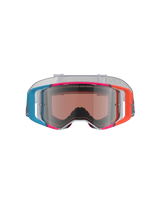 Alpinestars Supertech Stream Goggles, motorcrossbril, levendig veelkleurig frame met blauwe, oranje en roze accenten, Silver Mirror lens met 'ONE GOAL. ONE VISION.' tekst, witte band met patroon, hoogwaardige oogbescherming voor off-road racen