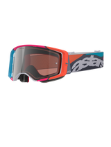 Alpinestars Supertech Stream crossbril, grijs frame met levendige rode en blauwe accenten, Multi Mirror Silver lens, dikke schuimvulling, verstelbare band met opvallende witte 'astars' branding en kleurrijke geometrische patronen, professionele motorcross oogbescherming.