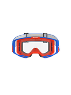 Alpinestars Vision 8 Wordmark motorcrossbril, blauw en oranje met heldere lens, vooraanzicht, voorzien van een tweekleurig flexibel frame, breed perifeer lensontwerp en 'One Goal. One Vision.'-branding op het bovenste binnenframe.