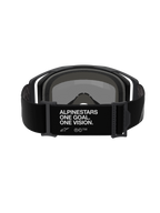 Alpinestars Vision 8 Corp Goggles, motorcrossbril, achteraanzicht van de zwarte verstelbare band met witte 'ALPINESTARS ONE GOAL. ONE VISION.' branding, zwart frame en schuimvulling