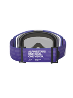 Alpinestars Vision 8 Corp Goggles, paars, achteraanzicht met brede paarse band voorzien van witte 'ALPINESTARS ONE GOAL. ONE VISION.' tekst, zwarte hardware en grijs gezichtsschuim, motorcross bril
