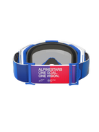 Alpinestars Vision 8 Corp Goggles, blauw wit en Mirror Blue, achteraanzicht, blauwe band met paars en rood centraal vlak met de tekst 'ALPINESTARS ONE GOAL. ONE VISION.', wit en blauw frame met zwarte schuimvulling, motorcrossbril