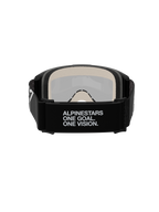 Alpinestars Vision 5 Corp Goggles, motorcrossbril, achteraanzicht, zwarte geweven band met de witte slogan 'ALPINESTARS ONE GOAL. ONE VISION.', 17 mm meerlaags gezichtsschuim, zilveren spiegelende lens zichtbaar vanaf de binnenzijde, ontworpen voor een stevige pasvorm en off-road prestaties