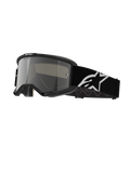 Alpinestars Vision 5 Corp motorcrossbril, crossbril, zwart frame met zilveren spiegelende lens, brede zwarte verstelbare band met groot wit Alpinestars sterlogo, gevoerd gezichtsschuim, One Goal One Vision branding