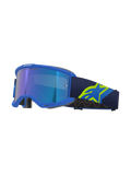Alpinestars Vision 5 Corp crossbril, motorcrossbril, blauw frame met spiegelende blauwe lens, marineblauwe band met groot neongeel A-star logo, zijaanzicht met geventileerd frame en grijs gezichtsschuim, "ONE GOAL. ONE VISION." branding