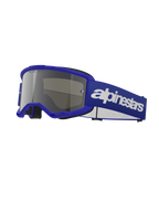 Alpinestars Vision 3 Wordmark crossbril, motorcrossbril, blauw frame met zilveren spiegelende lens, brede verstelbare blauwe band met wit Alpinestars wordmark logo, zwart gezichtsschuim, beschermende bril voor off-road en dirtbike rijden