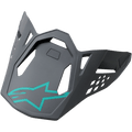 Alpinestars S-M8 helmvizier, Radium Blue Gray Green, donkergrijze vervangende klep met blauwgroen Alpinestars sterlogo, voorzien van geometrische uitsnijdingen en een hoekig mat ontwerp voor motorcrosshelmen