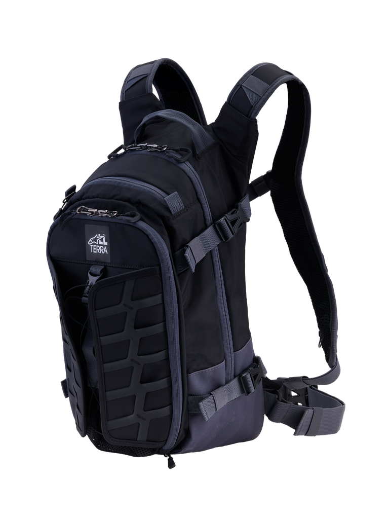 Alpinestars AT-15 Back Pack, technische motorrugzak, zwart en donkergrijs, voorzien van een robuust MOLLE-paneel aan de voorzijde, verstelbare compressiebanden, gevoerde schouderbanden met magnetische borstsluiting en All Terra-logo, ontworpen voor adventure off-road rijden