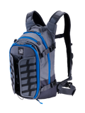Alpinestars AT-15 rugzak, adventure motorrugzak, donkergrijs en diepgrijs met felblauwe ritsdetails, driekwart vooraanzicht met het 'ALL TERRA'-logo, uitbreidbaar voorpaneel en technisch ergonomisch bandensysteem.