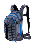 Alpinestars AT-15 rugzak, adventure motorrugzak, donkergrijs en diepgrijs met felblauwe ritsdetails, driekwart vooraanzicht met het 'ALL TERRA'-logo, uitbreidbaar voorpaneel en technisch ergonomisch bandensysteem.