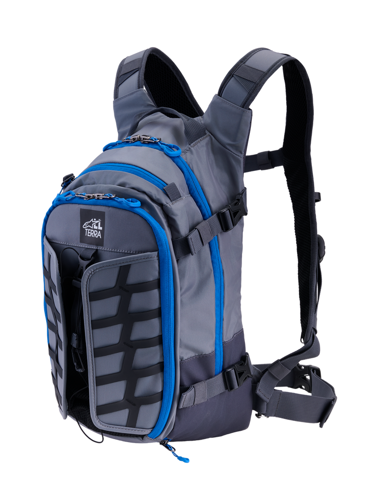 Alpinestars AT-15 rugzak, adventure motorrugzak, donkergrijs en diepgrijs met felblauwe ritsdetails, driekwart vooraanzicht met het 'ALL TERRA'-logo, uitbreidbaar voorpaneel en technisch ergonomisch bandensysteem.
