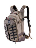 Alpinestars AT-15 Rugzak, Aluminum Walnut, 15L uitbreidbare adventure motorrugzak, driekwart vooraanzicht met All Terra-logo, zwart rasterpaneel, rode ritsaccenten en ergonomische schouderbanden, robuust off-road ontwerp