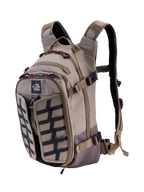 Alpinestars AT-15 Rugzak, Aluminum Walnut, 15L uitbreidbare adventure motorrugzak, driekwart vooraanzicht met All Terra-logo, zwart rasterpaneel, rode ritsaccenten en ergonomische schouderbanden, robuust off-road ontwerp