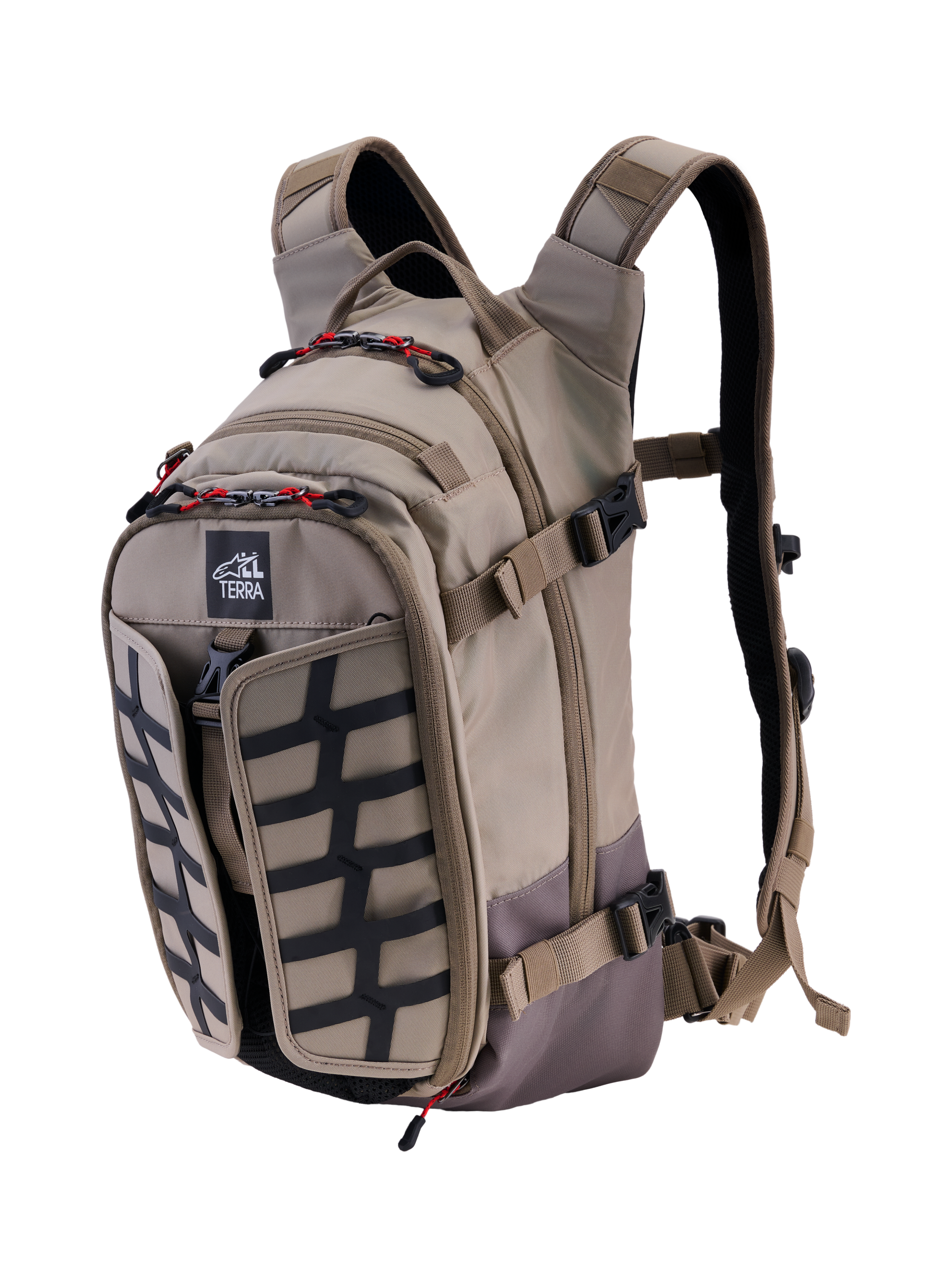 Alpinestars AT-15 Rugzak, Aluminum Walnut, 15L uitbreidbare adventure motorrugzak, driekwart vooraanzicht met All Terra-logo, zwart rasterpaneel, rode ritsaccenten en ergonomische schouderbanden, robuust off-road ontwerp