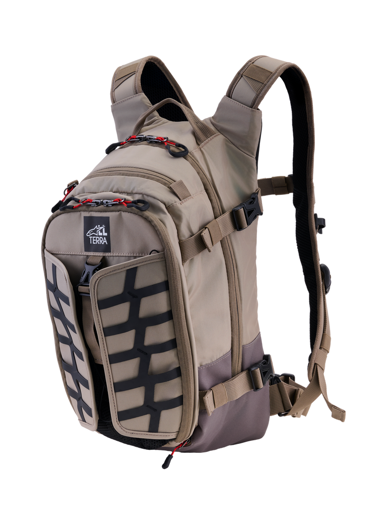 Alpinestars AT-15 Rugzak, Aluminum Walnut, 15L uitbreidbare adventure motorrugzak, driekwart vooraanzicht met All Terra-logo, zwart rasterpaneel, rode ritsaccenten en ergonomische schouderbanden, robuust off-road ontwerp
