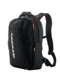 Alpinestars City Hunter V2 rugzak, zwart met witte en rode accenten, urban motorrugzak, voorzien van gevoerde mesh schouderbanden, meerdere vakken met ritssluiting, verticale witte branding en rode logodetails, ergonomisch ontwerp voor rijders