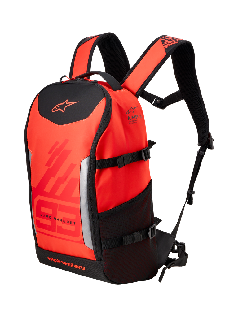 Alpinestars MM93 AMP3 rugzak, technische motorrugzak, Red Fluo en Bright Red met zwarte accenten, voorzien van Marc Marquez 93 branding en Alpinestars-logo's, verstelbare schouderbanden, zijvak van mesh en gestructureerd textielontwerp.