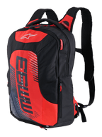 Alpinestars MM93 City Hunter V2 rugzak, zwart en rood, sportieve motorrugzak met ergonomische gevoerde schouderbanden, meerdere compartimenten met rode ritstrekkers, opvallend rood voorpaneel met MM93-logo en Marc Marquez grafische elementen, duurzame polystof, strak gestroomlijnd ontwerp