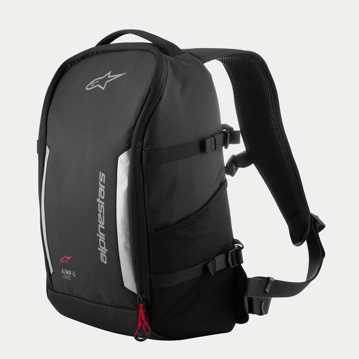 Alpinestars AMP3 rugzak, zwarte technische motorrugzak met witte logo's, zilveren reflecterende panelen, rode ritstrekkers, verstelbare compressieriemen aan de zijkant en gevoerde mesh schouderbanden.