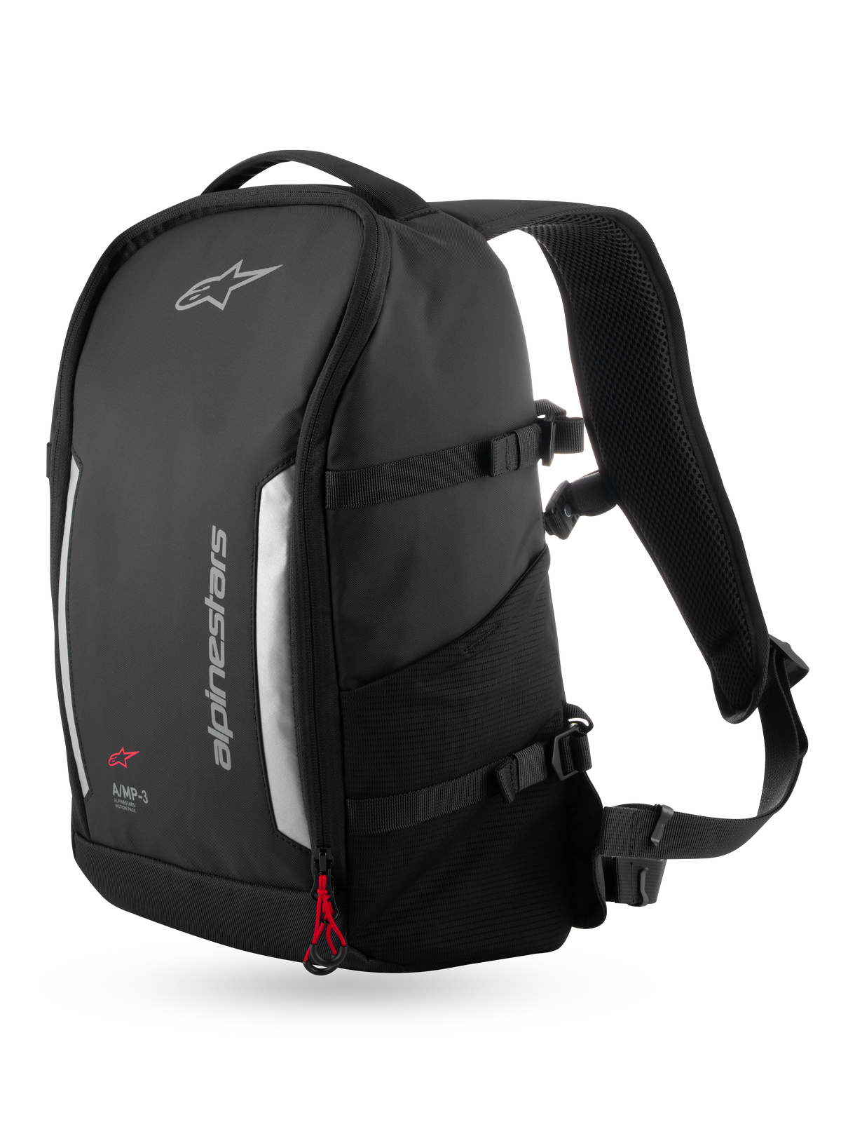 Alpinestars AMP3 rugzak, 17L motorrugzak, zwart, driekwart vooraanzicht met zilveren reflecterende accenten, Alpinestars-branding, rood trekkoord, compressieriemen aan de zijkant en een gewatteerde mesh-schouderband.