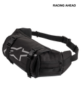 Alpinestars Tech Tool Pack, zwarte duurzame motorfiets gereedschap-heuptas, voorzien van een grijs Alpinestars sterlogo, verstelbare compressiebanden met plastic gespen en zijvakken met ritssluiting voor enduro- en off-roadgebruik