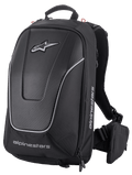 Alpinestars Charger Pro rugzak, zwart, aerodynamische semi-rigide motorrugzak, voorpaneel met carbon fiber textuur en reflecterende zilveren biezen, witte Alpinestars-logo's, gevoerde schouderbanden en afneembaar heuptasje, sportief motorontwerp