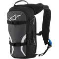 Alpinestars Iguana hydratatierugzak, off-road drinkrugzak, zwart, antraciet en wit, voorzien van gewatteerde mesh schouderbanden, compressiebanden aan de voorzijde met gespen, compartimenten met ritssluiting en een blauwe drinkslang met mondstuk