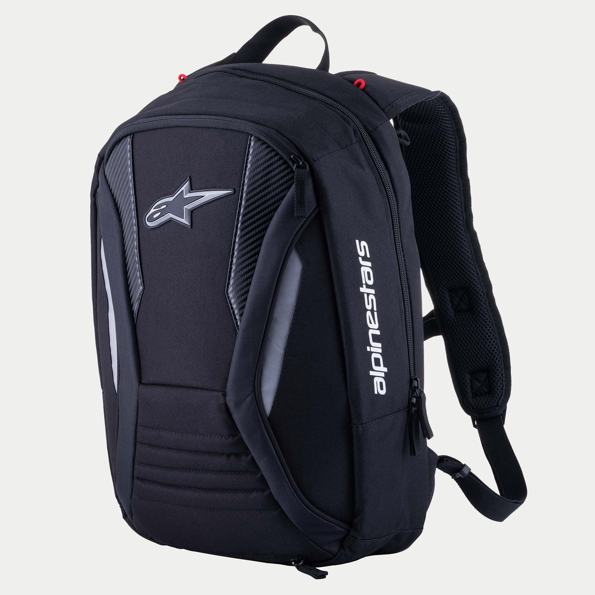 Alpinestars Charger Boost Backpack, motorrugzak, zwart, aerodynamische semi-rigide schaal met een Astar-logo op de voorkant en witte verticale branding, panelen met koolstofvezeltextuur en reflecterende accenten, gestroomlijnd ontwerp voor prestatiegericht rijden op de weg