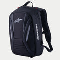 Alpinestars Charger Boost Backpack, motorrugzak, zwart, aerodynamische semi-rigide schaal met een Astar-logo op de voorkant en witte verticale branding, panelen met koolstofvezeltextuur en reflecterende accenten, gestroomlijnd ontwerp voor prestatiegericht rijden op de weg