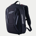 Alpinestars Charger Boost Backpack, motorrugzak, zwart, aerodynamische semi-rigide schaal met een Astar-logo op de voorkant en witte verticale branding, panelen met koolstofvezeltextuur en reflecterende accenten, gestroomlijnd ontwerp voor prestatiegericht rijden op de weg